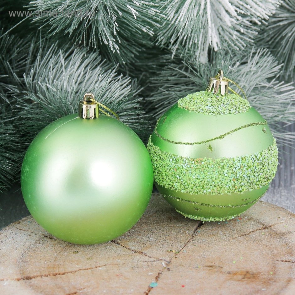 Зеленые шары на елке