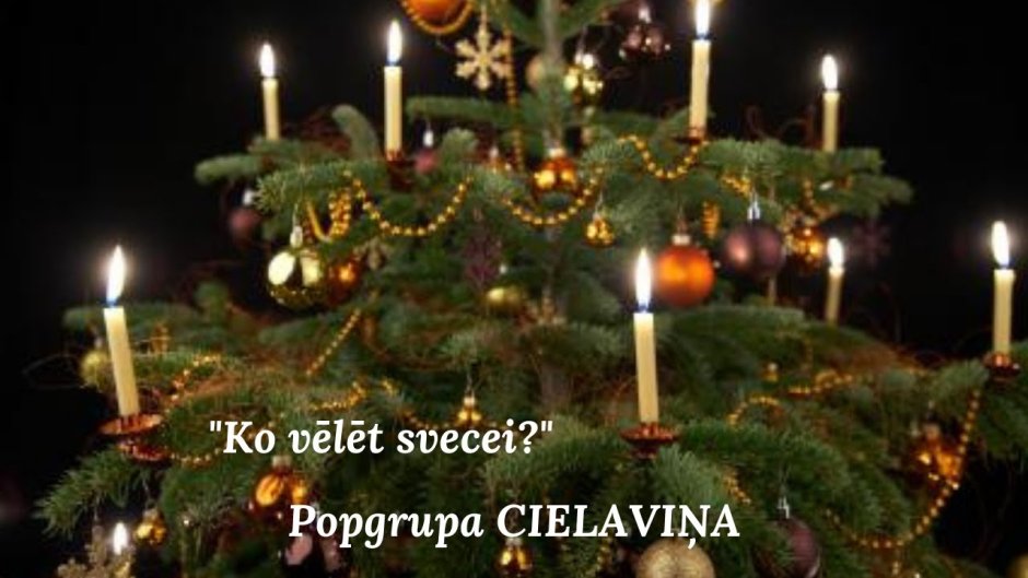 Рождественская елка украшена свечами