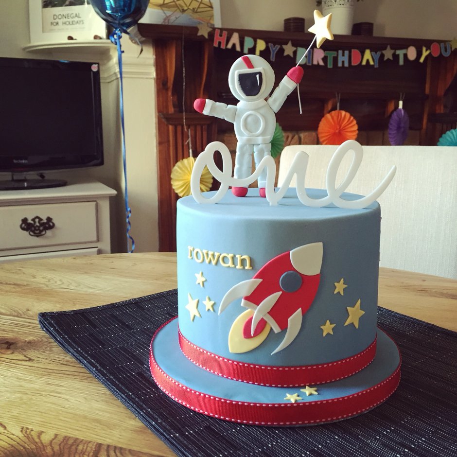 Торт на годик в стиле космос