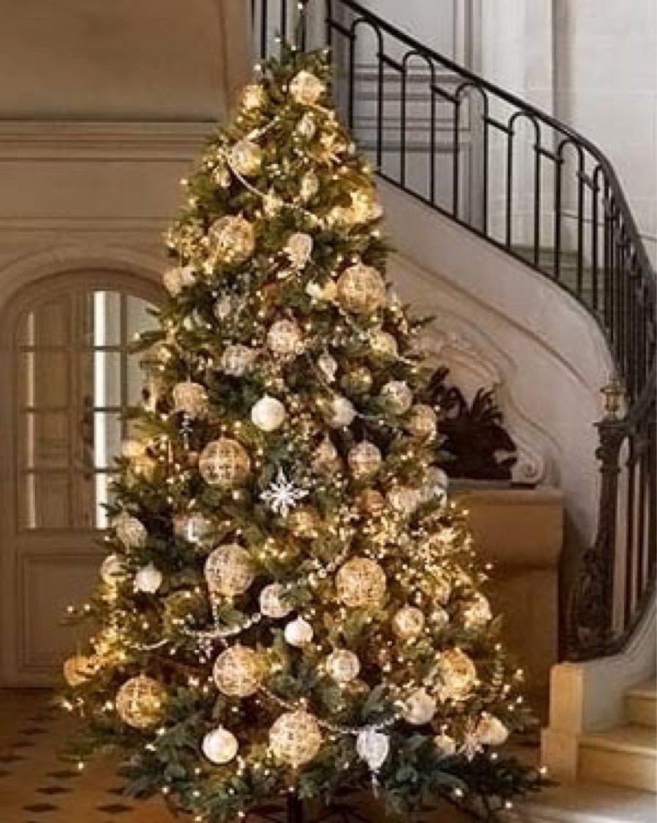 Новогодняя елка с золотыми шарами
