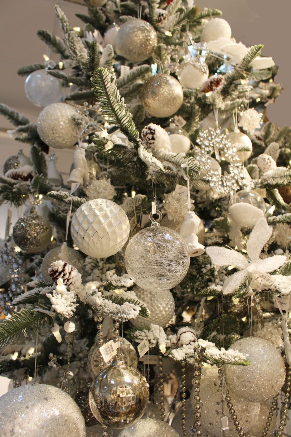 Бело серебристая елка украшенная