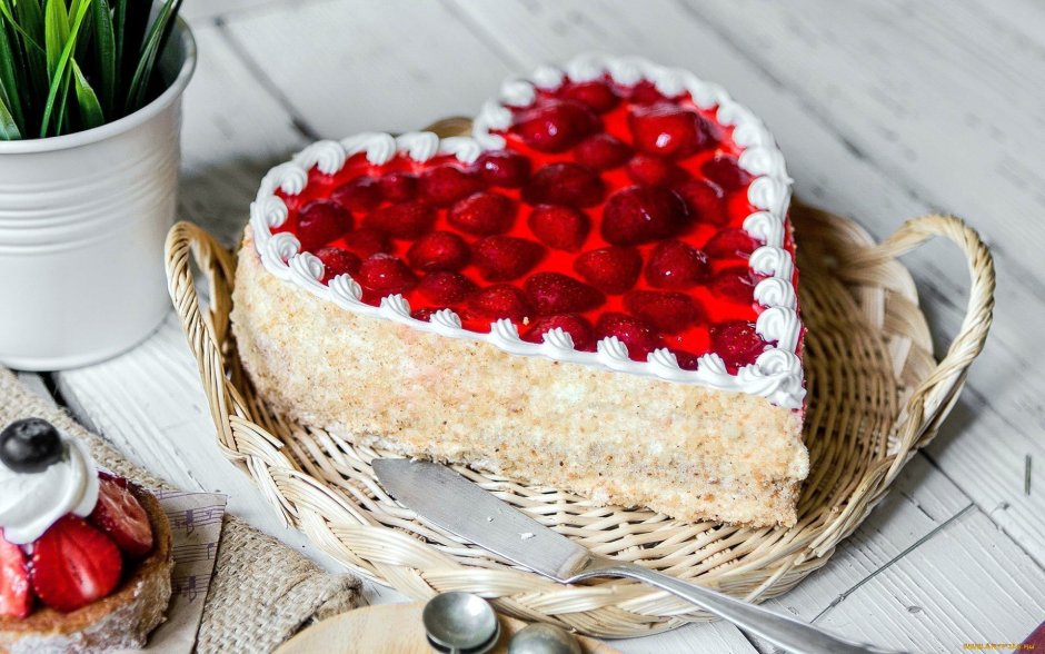 Сердце из клубники на торте