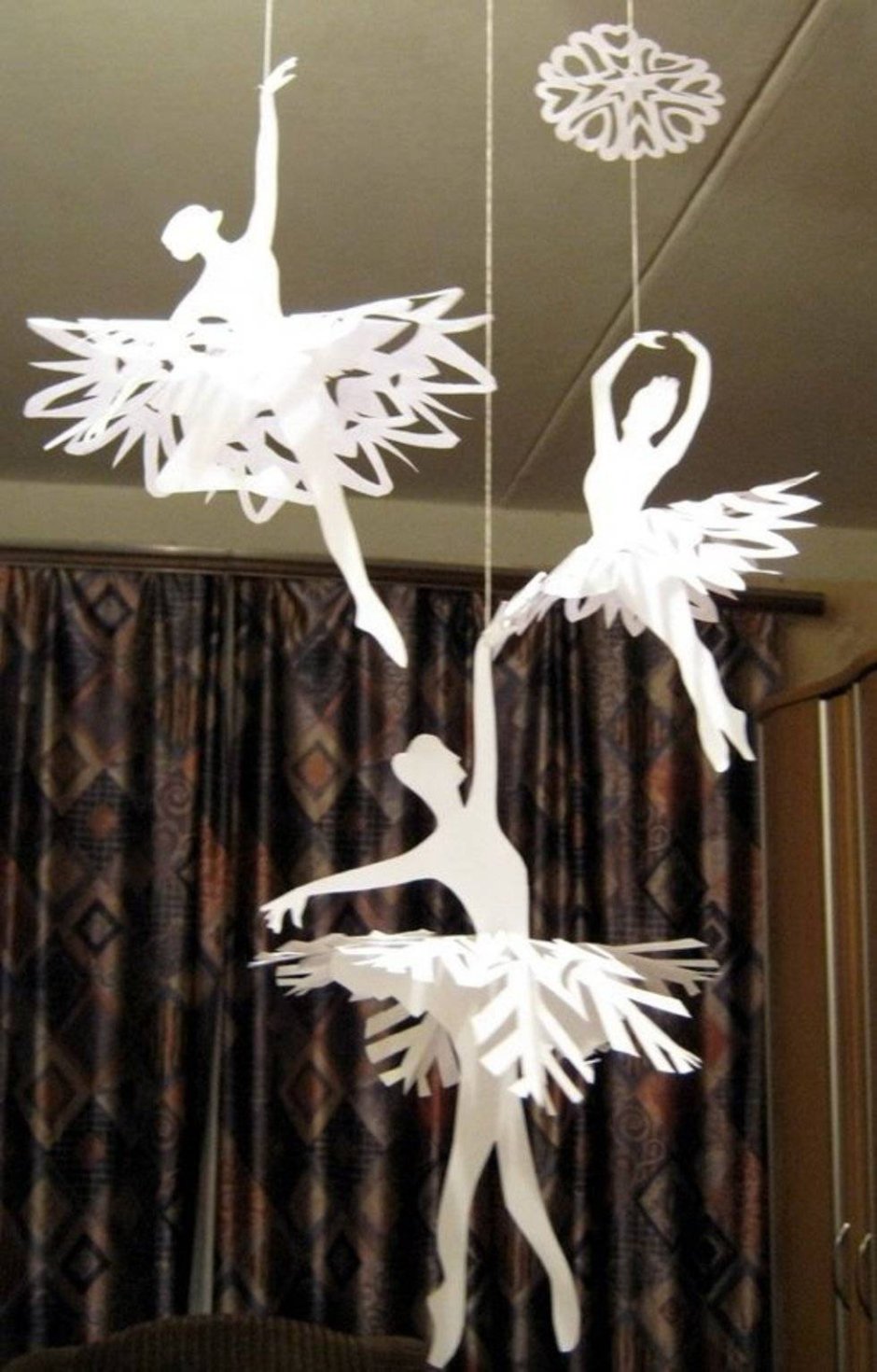 Новогоднее украшение балерина из бумаги