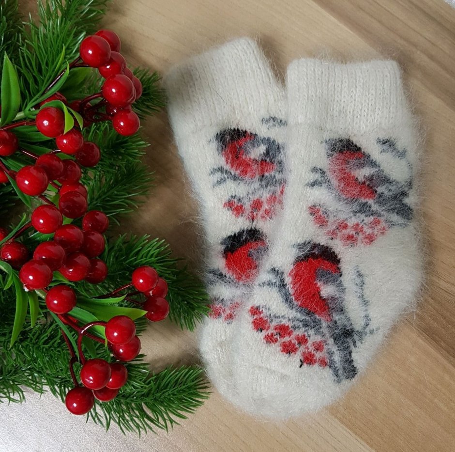 Вязаные носки с новогодней тематикой