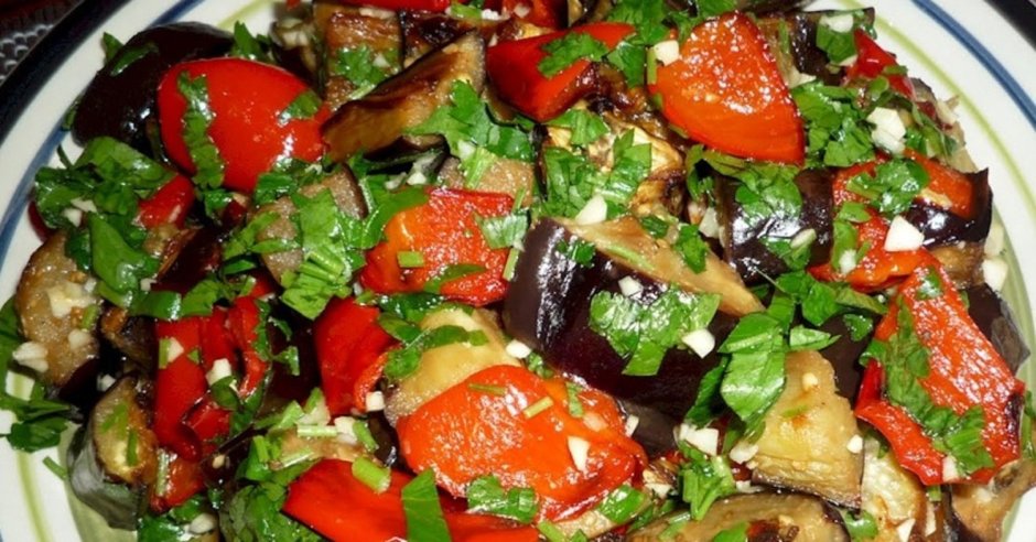 Салат из печеных баклажанов с помидорами и чесноком
