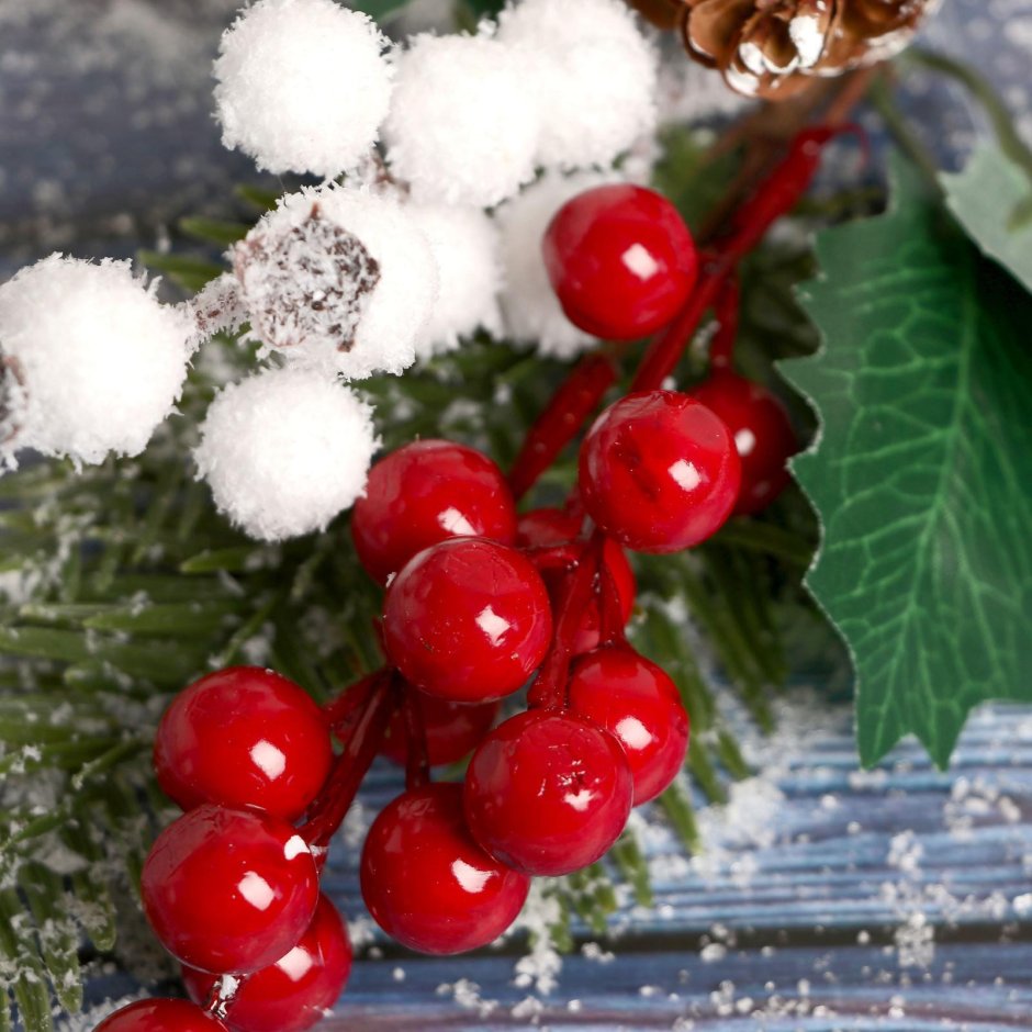 Зимний декор с красными ягодами