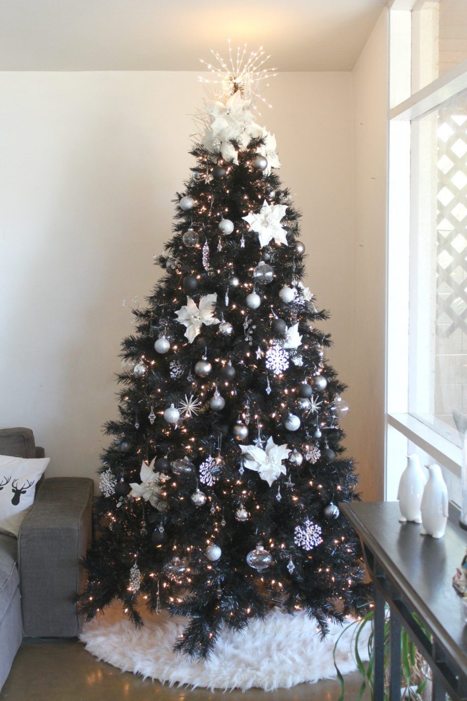 Новогодняя елка с черными украшениями