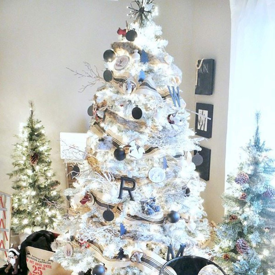 Белая елка с подарками