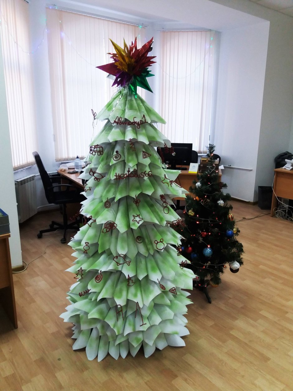Креативная Новогодняя елка в офисе