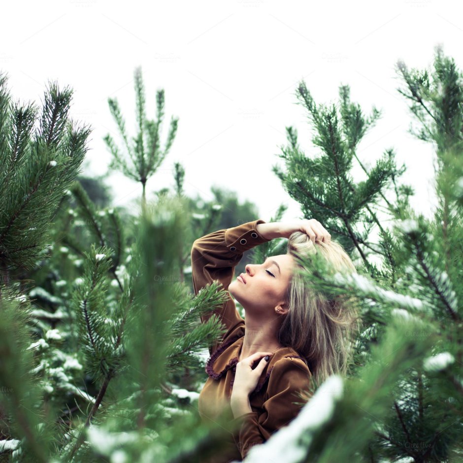 Девушка в еловом лесу