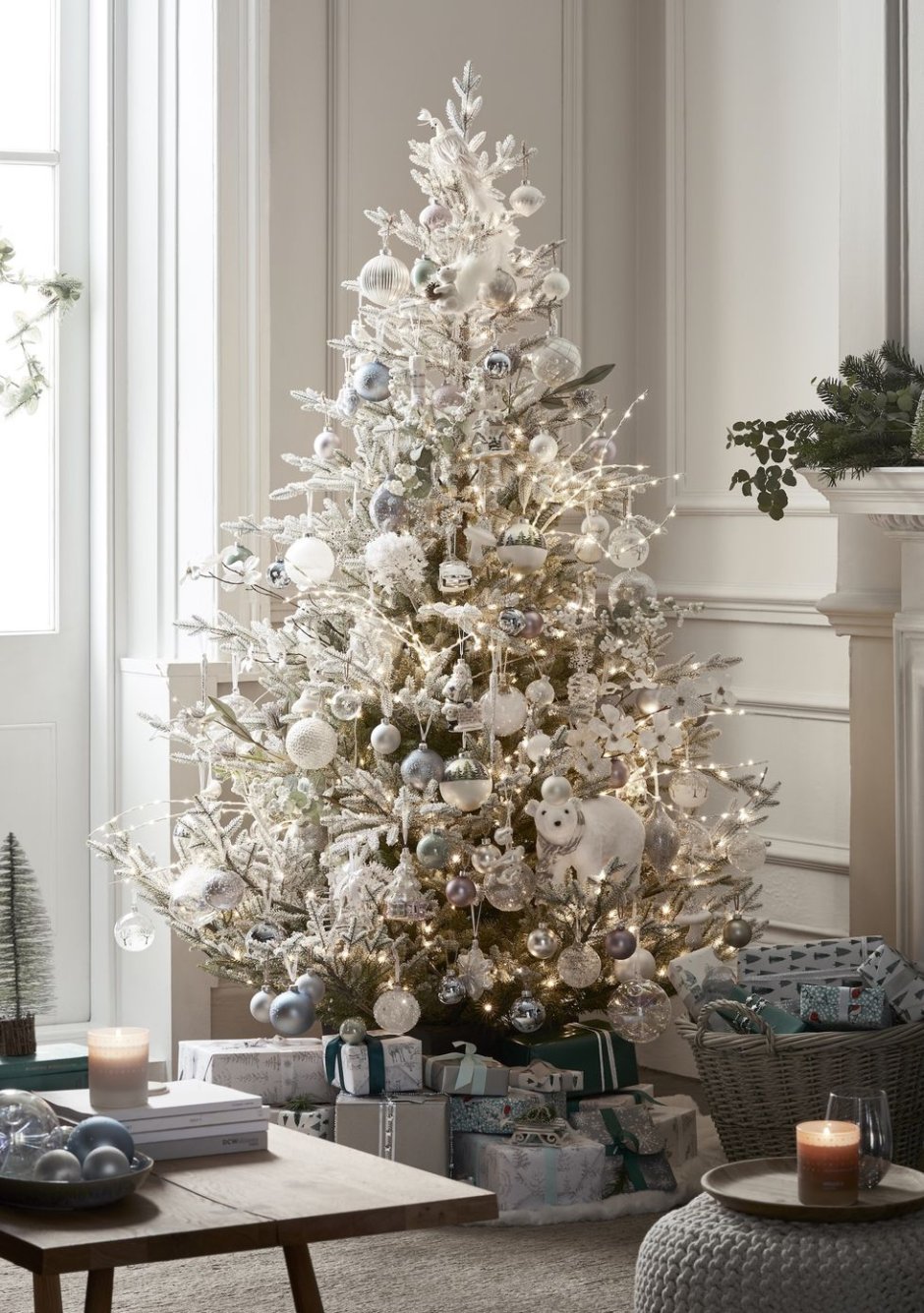 Белые елки в 1 стиле украшены