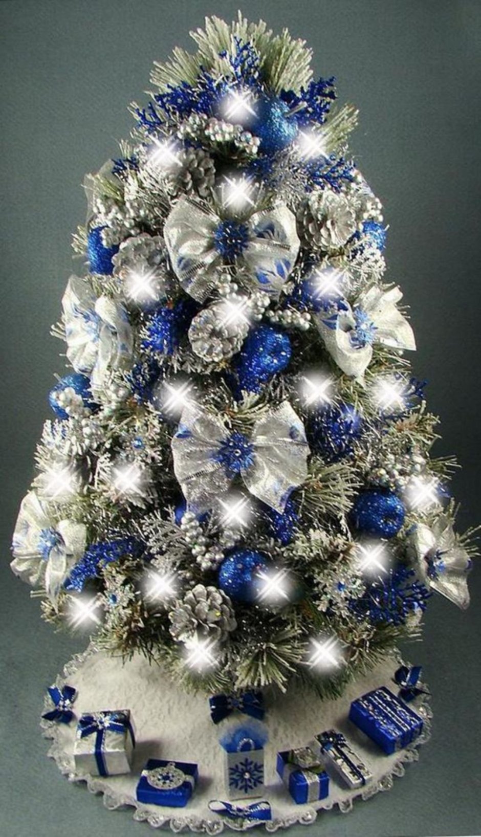 Новогодняя елка с синими шарами