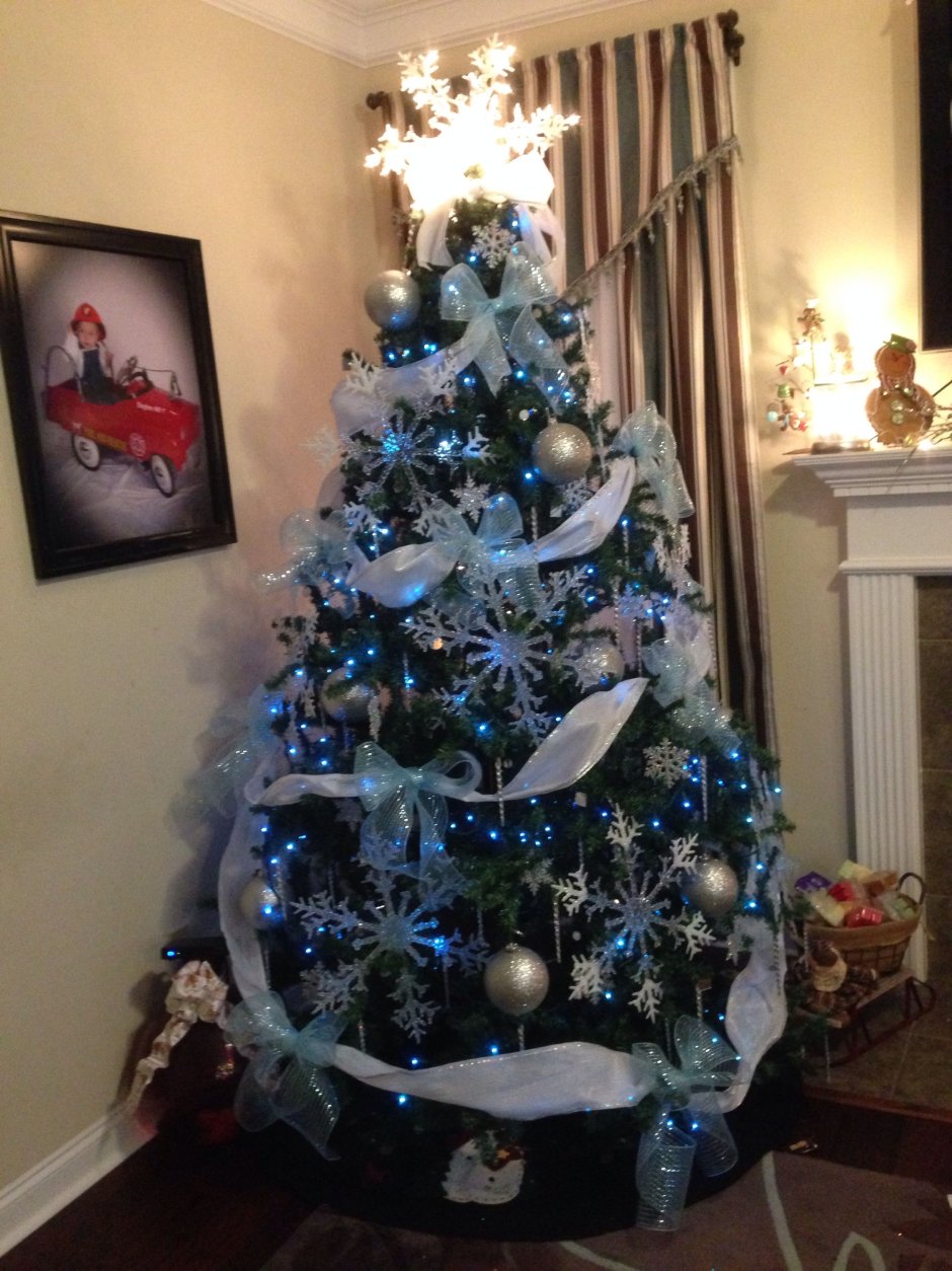 Новогодняя елка с синими шарами