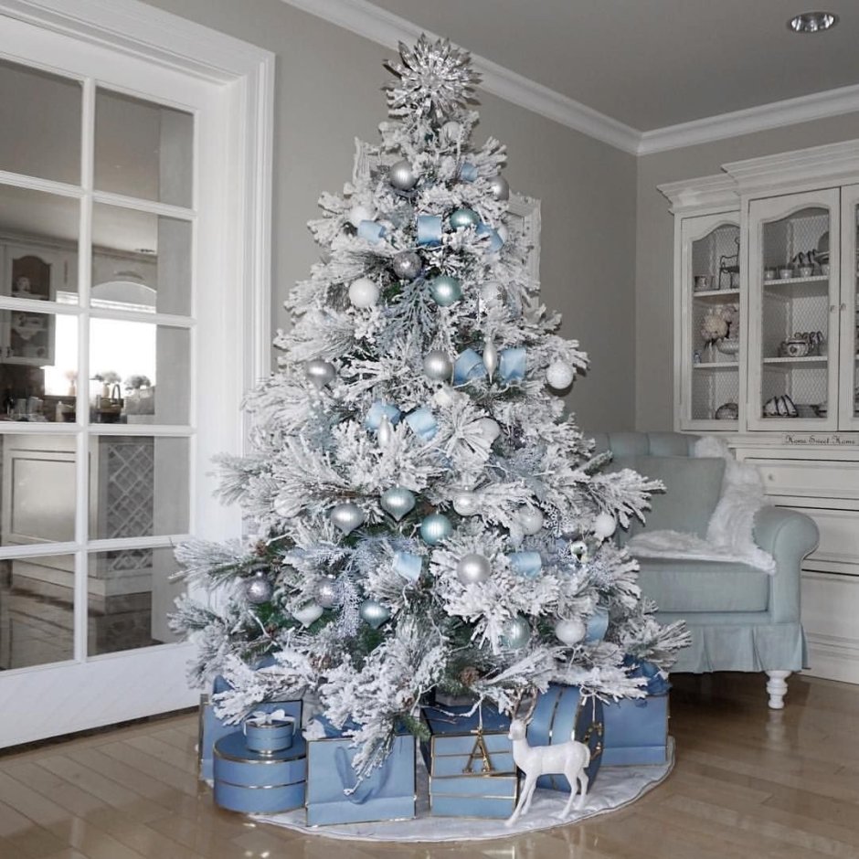 Бело голубая елка
