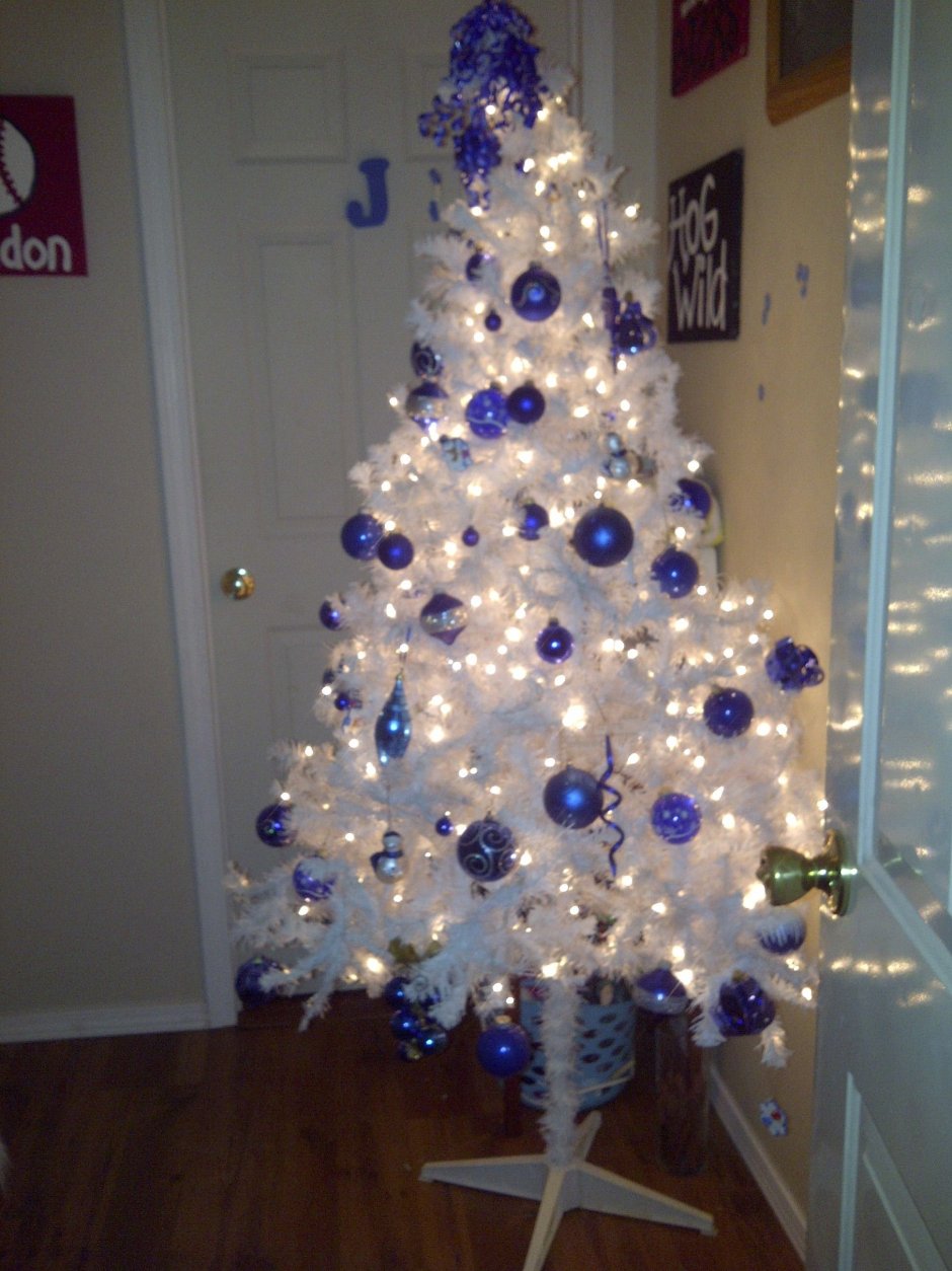 Белая елка искусственная с синими шарами