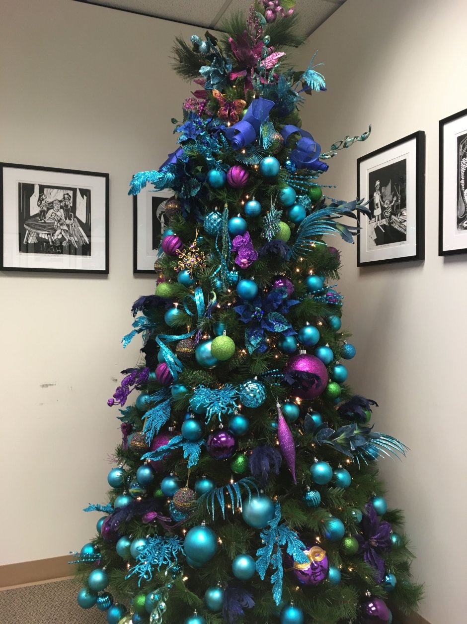 Новогодняя елка с синими украшениями