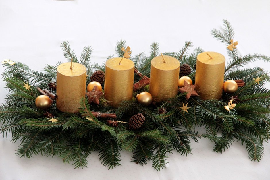 Новогодний декор со свечами и еловыми ветками