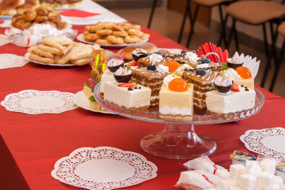 Праздничный стол с пирожными