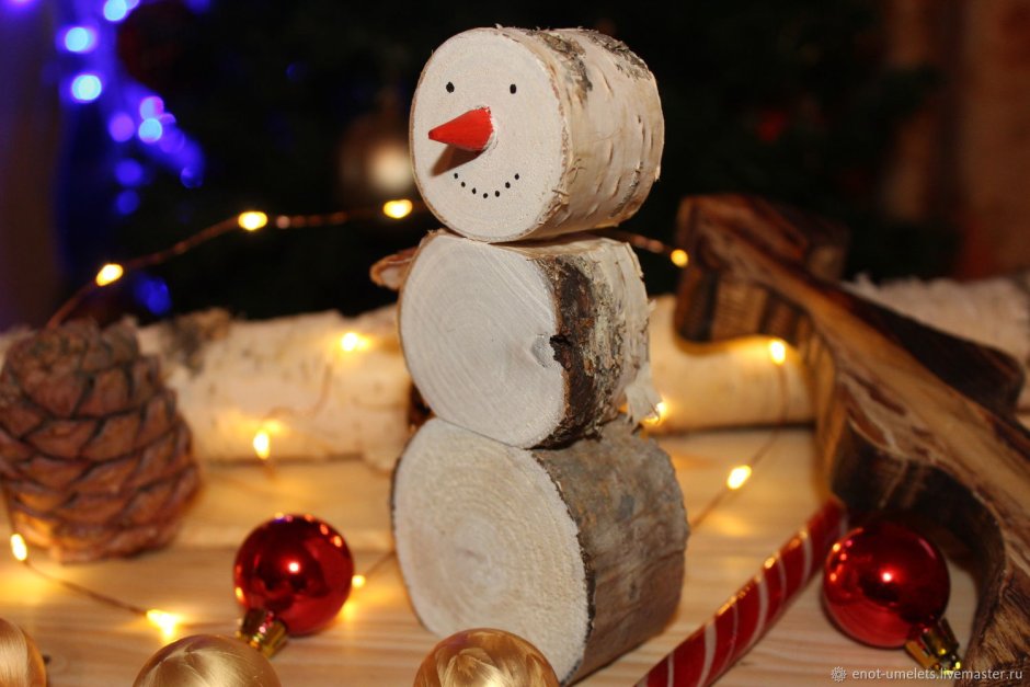 Снеговик из деревянных спилов