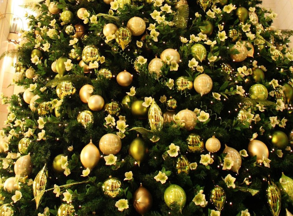 Новогодняя елка с зелеными шарами