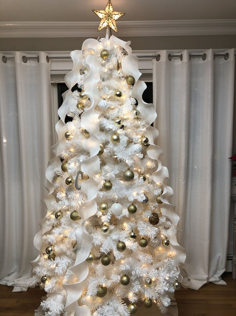 Белая елка искусственная украшенная