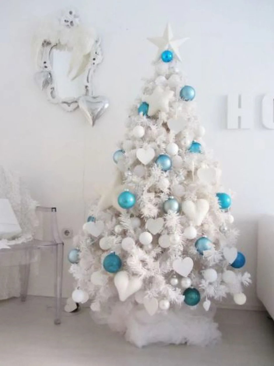 Белая елка с голубыми шарами