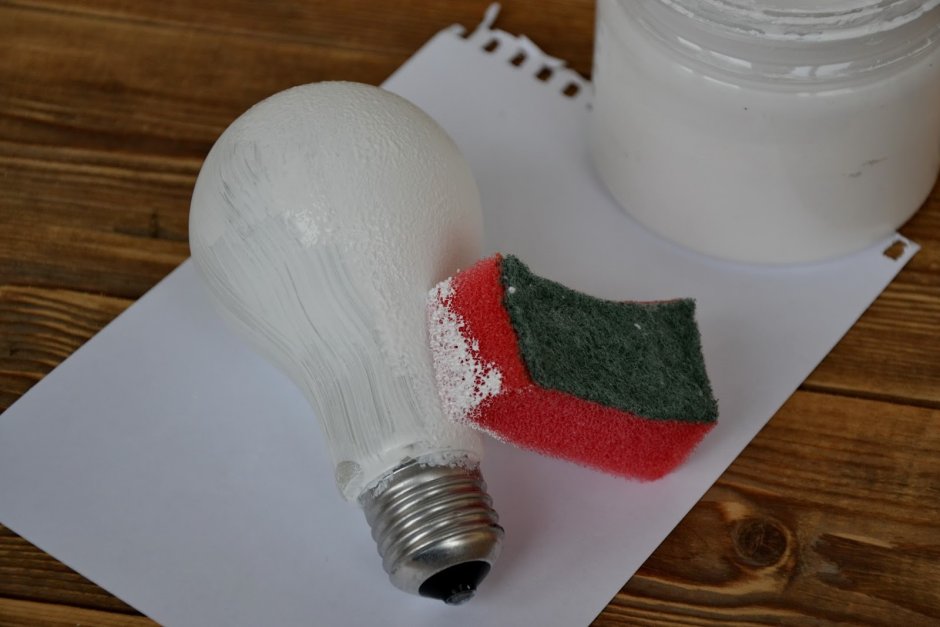 Снеговик из лампочки с красками