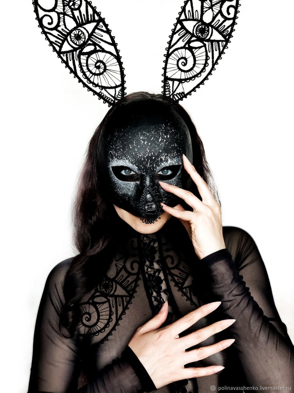 Черная маска кролика