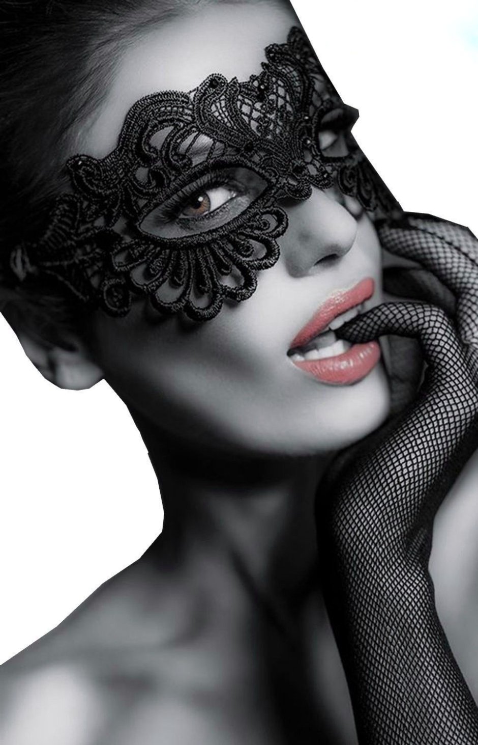 Женщина в черной маске