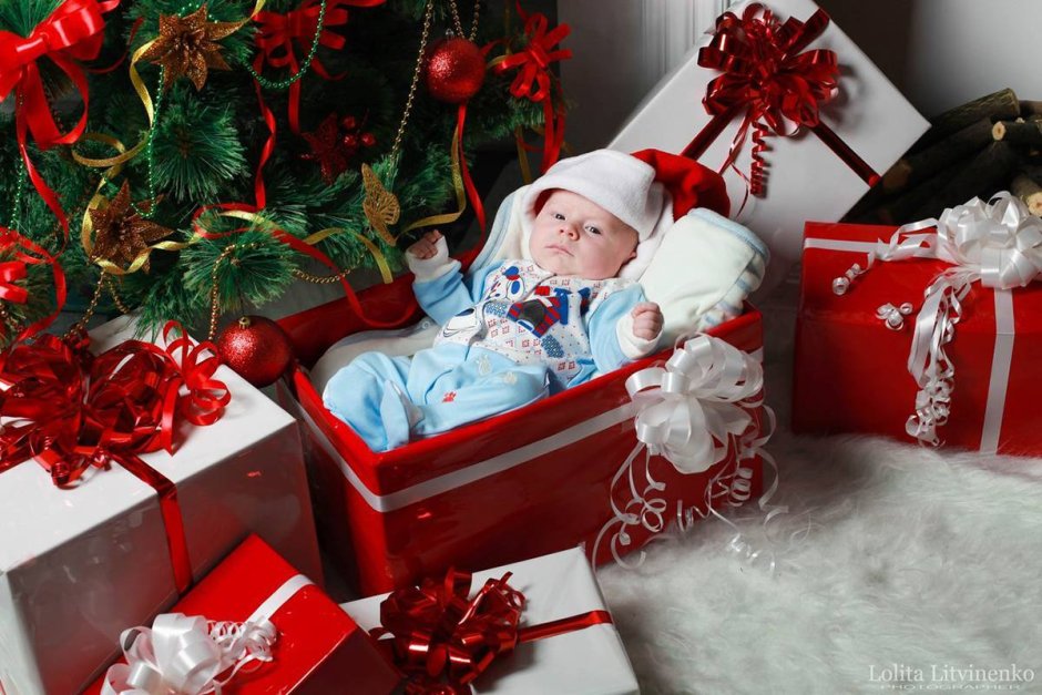 Малыш под елкой подарок