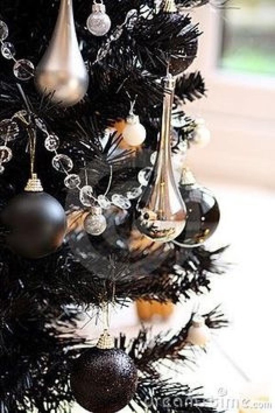 Новогодняя елка с черными украшениями