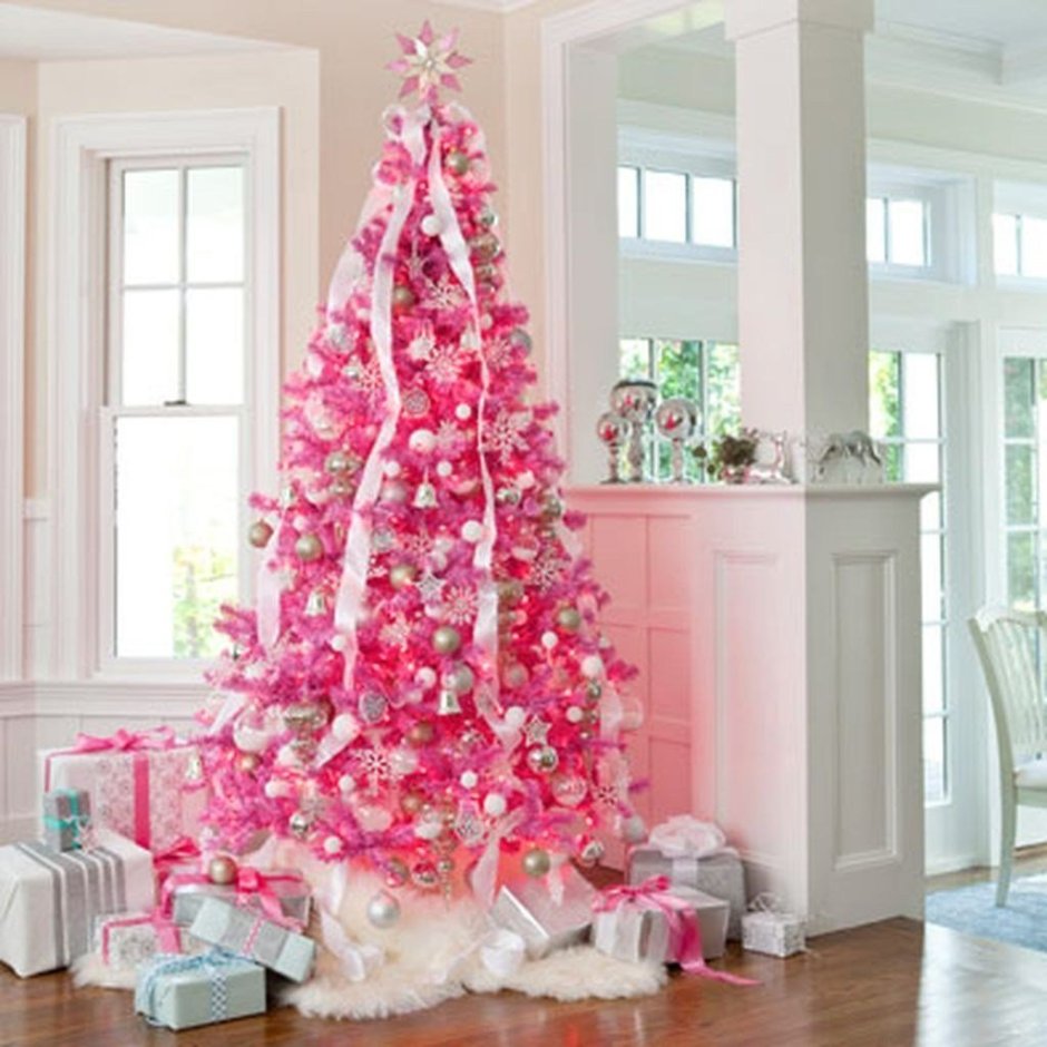 Новогодняя елка с розовыми украшениями