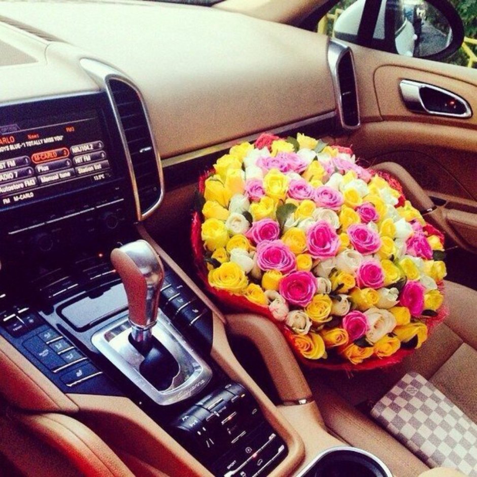 Цветы в салоне машины подарок