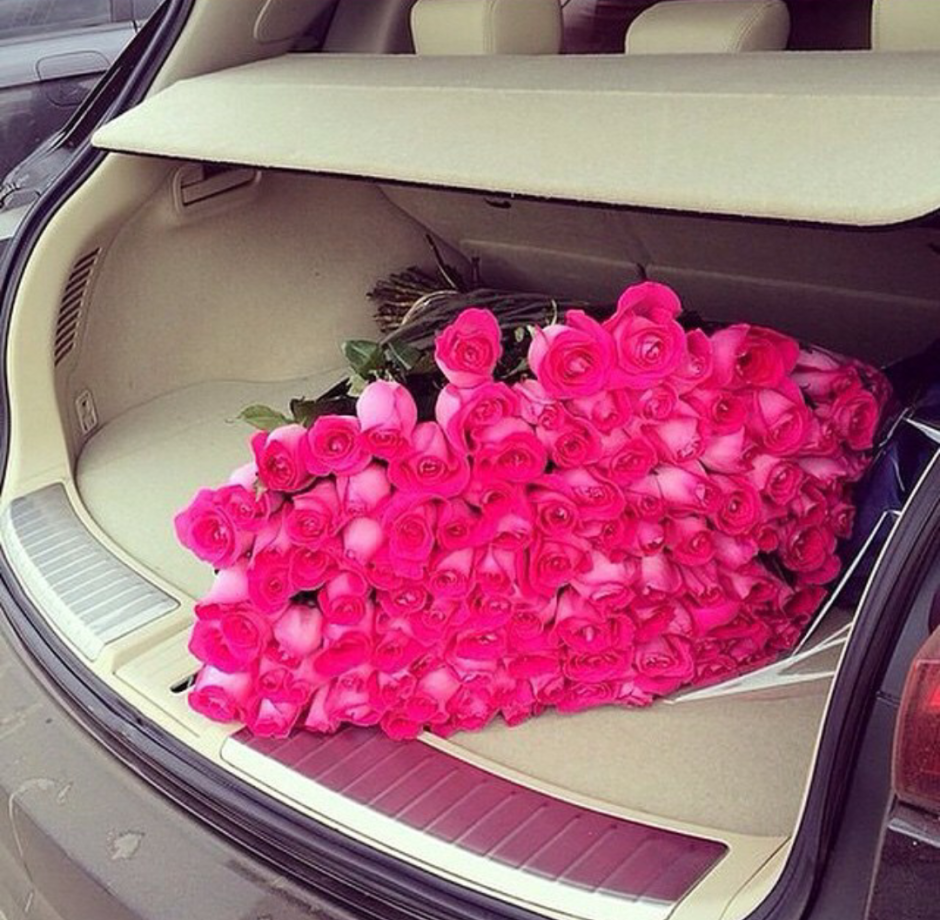 Букет роз в багажнике
