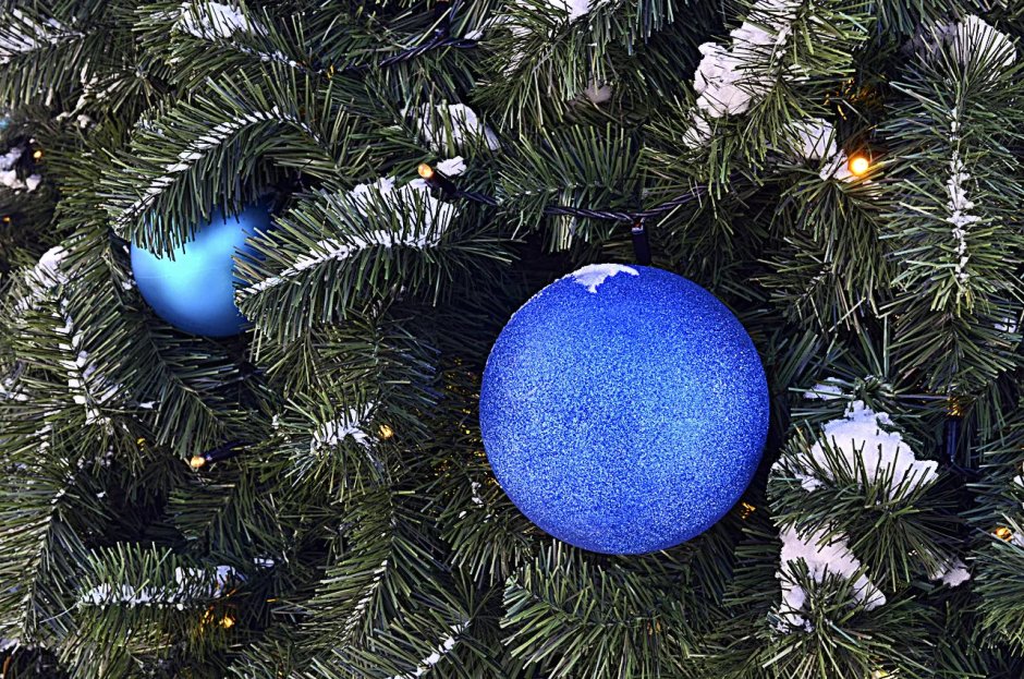 Синие елочные шары на елке
