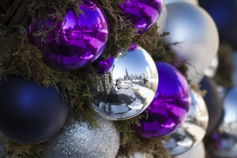 Новогодняя елка с фиолетовыми шарами