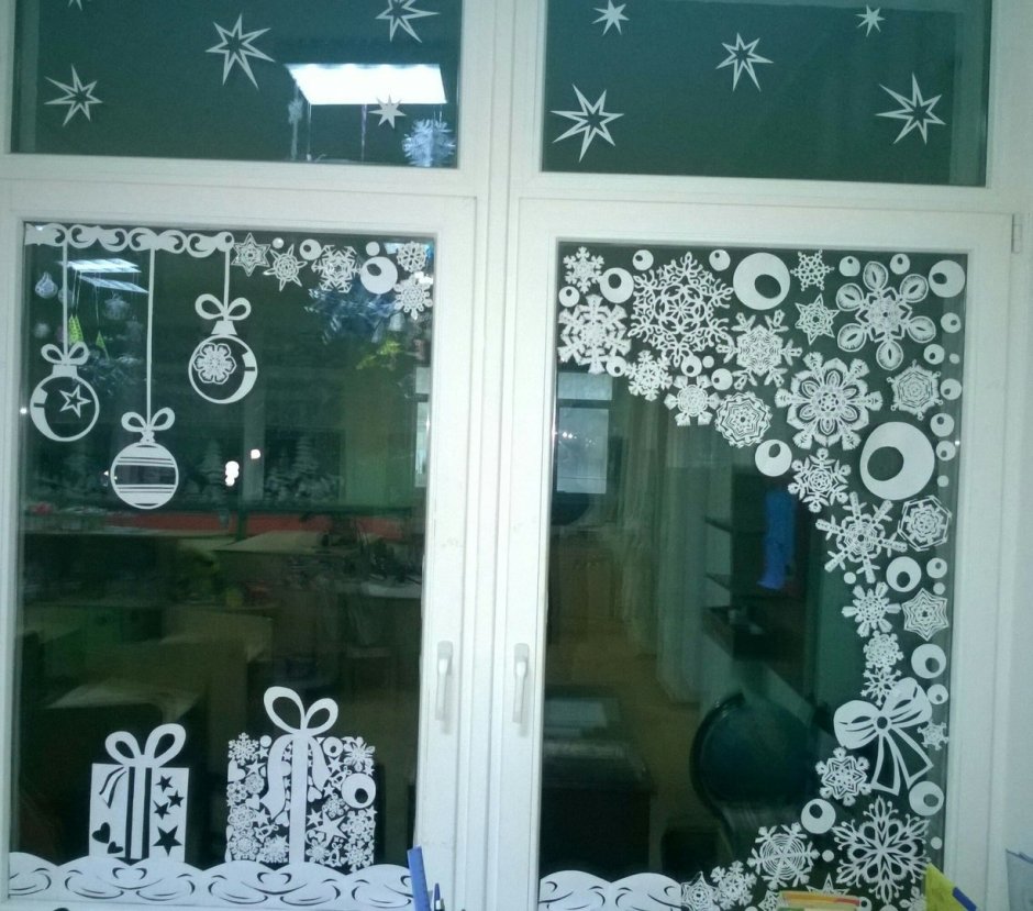 Украшение из снежинок на окно