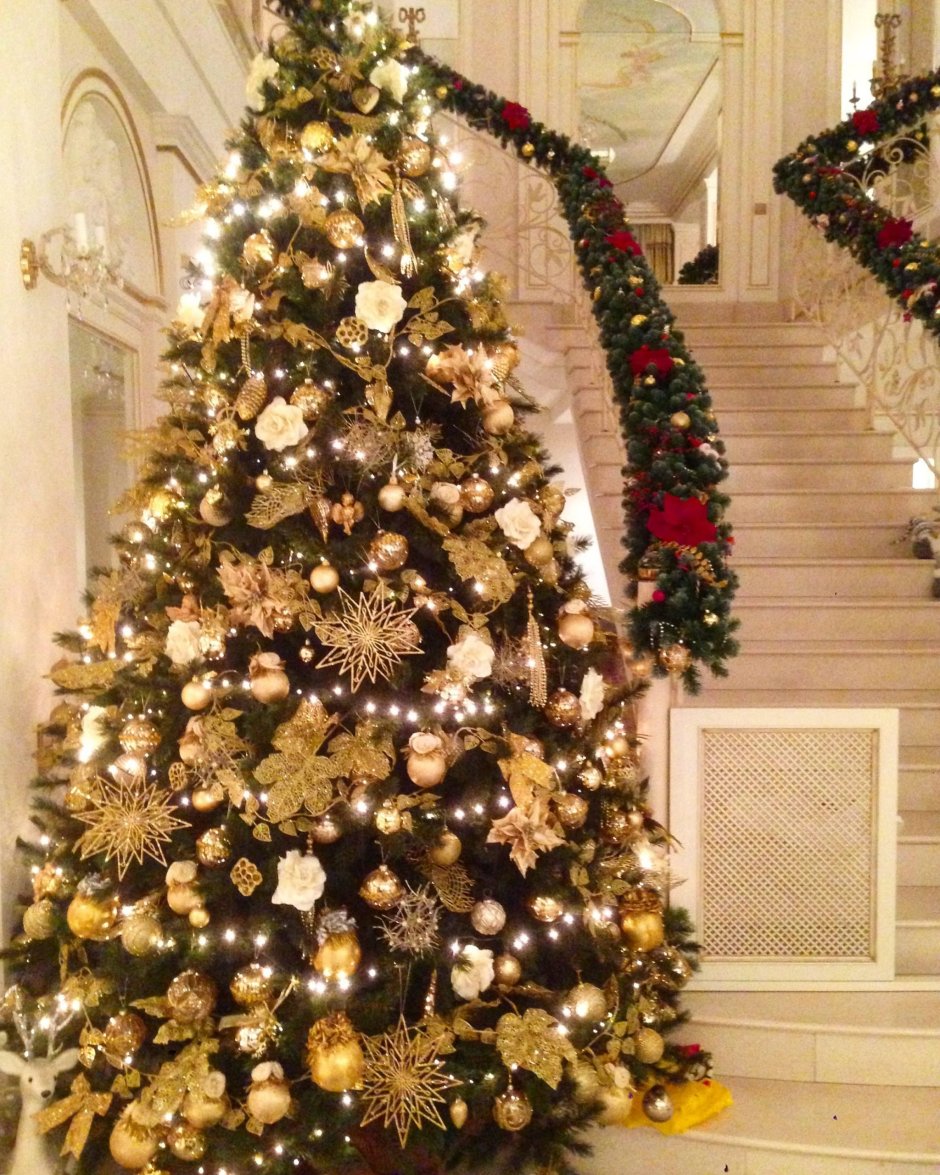 Новогодняя елка в золотом стиле