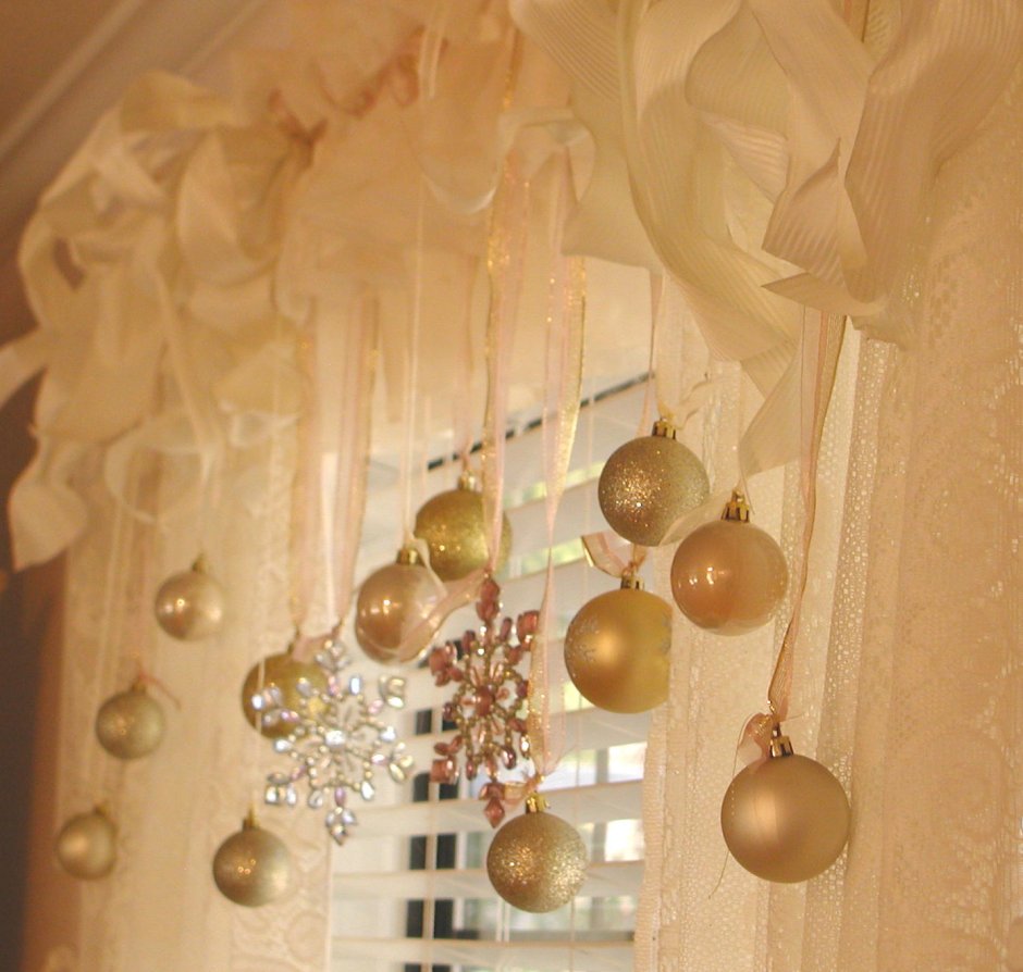Новогодние шары на шторах