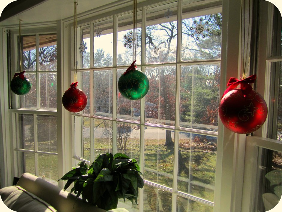 Декор окна шарами на новый год