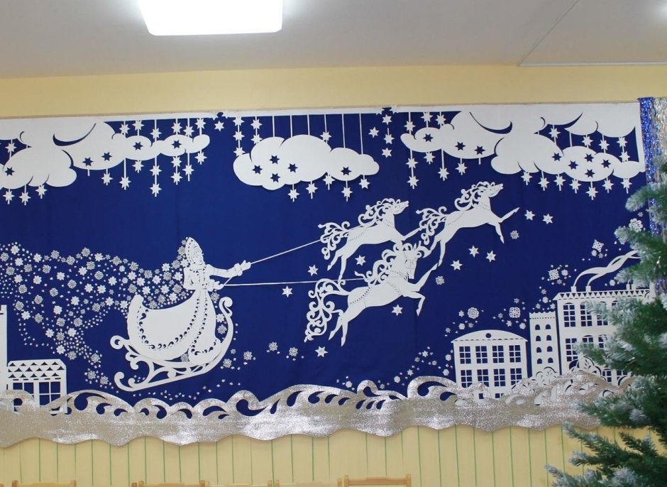 Украшение новогодней стены в детском саду