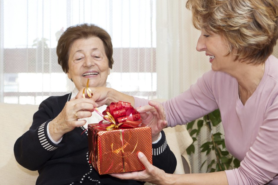 Бабушке дарят подарок