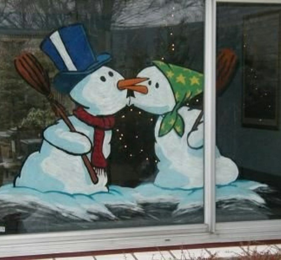 Снеговик красками на окне