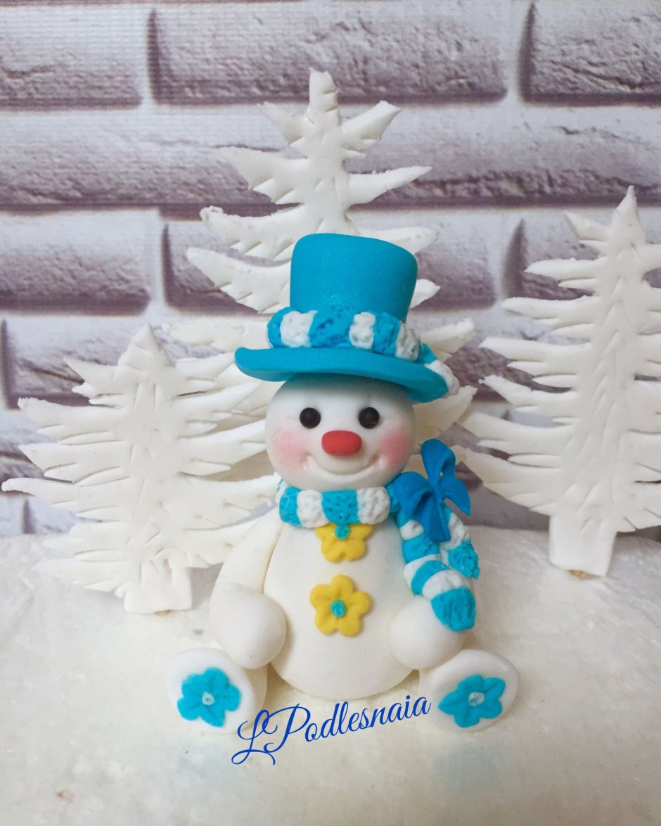 Синий Снеговик из мастики с барабаном