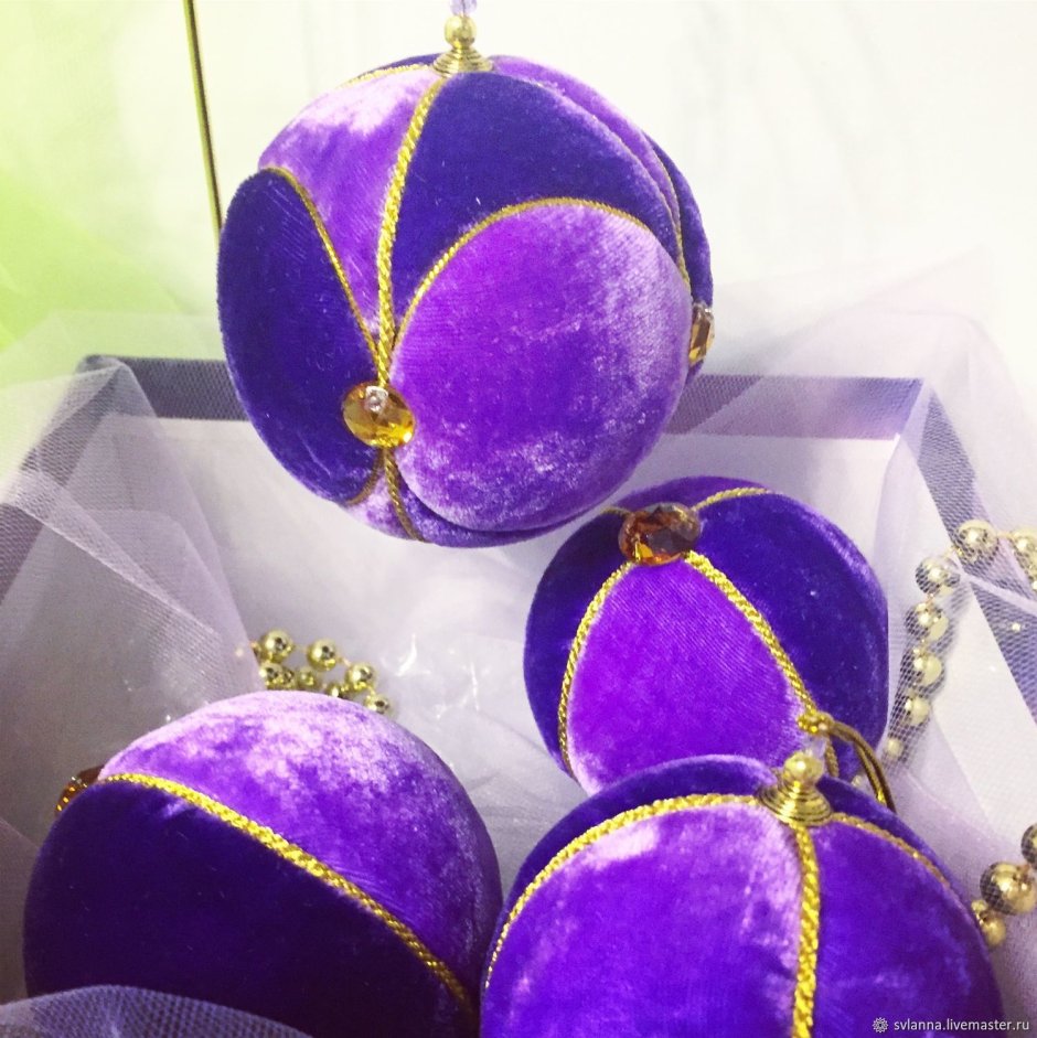 Фиолетовые ёлочные шары из бархата