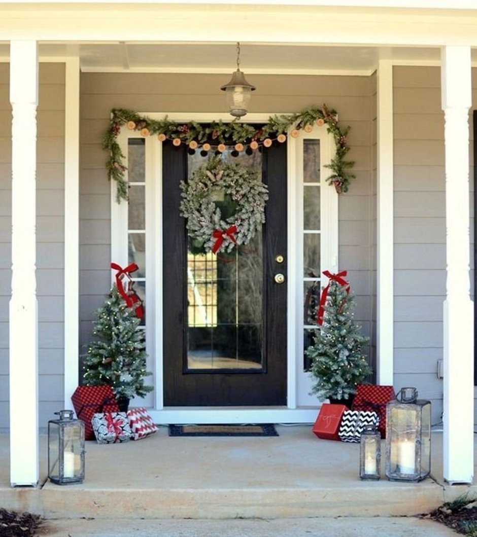 Рождественское украшение входа в дом