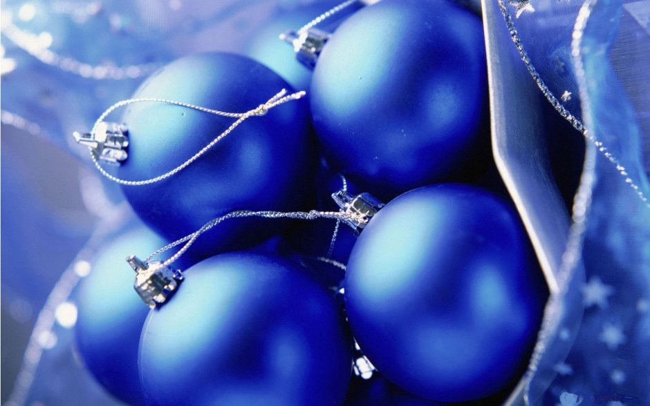 Синие шары на елке