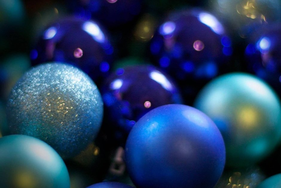 Новогодние шары в синих тонах на рабочий стол