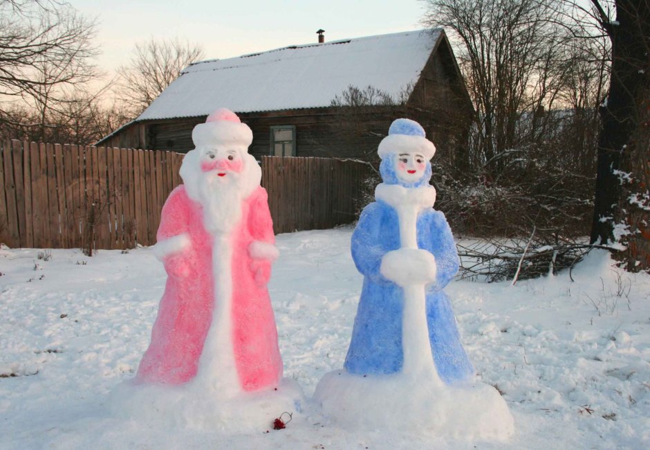 Фигура Деда Мороза из снега