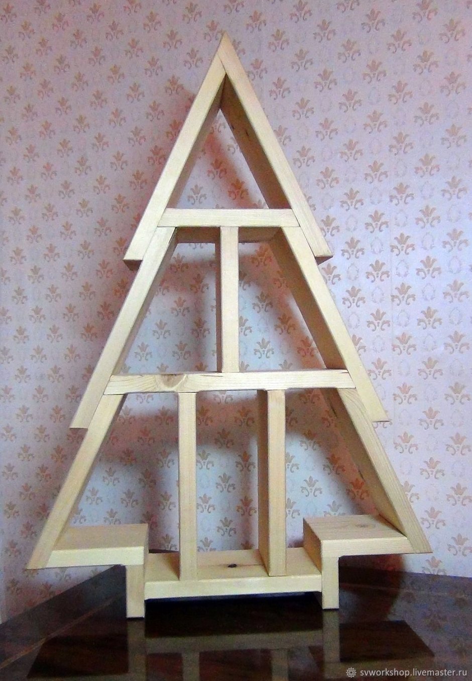 Елка из треугольника деревянного